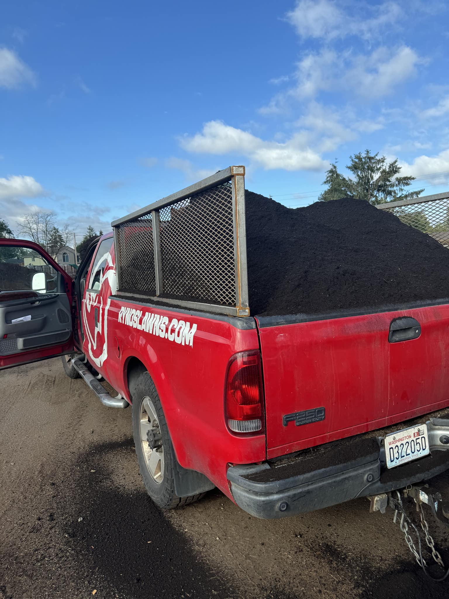 Bark dust and mulch application in Clackamas, OR